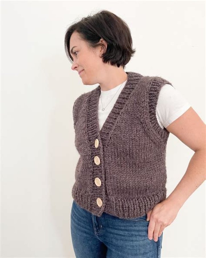 A brown patterned sweater vest from D&Ocirc;EN