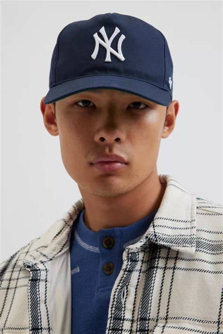 A navy Yankees hat
