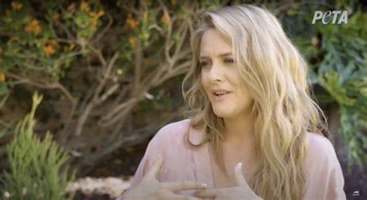 alicia silverstone posing for peta