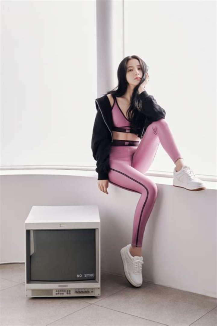 alo yoga jisoo