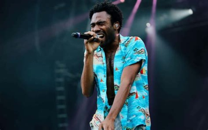 Donald Glover performing