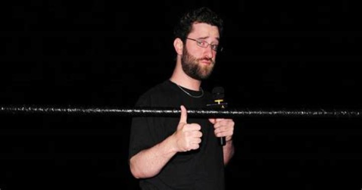 Dustin Diamond with his thumb up