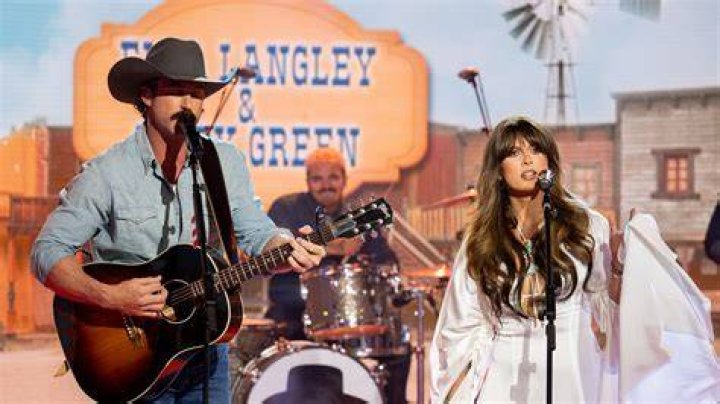 Ella Langley and Riley Green Deliver Stunning Rendition of "you look like you love me" in New