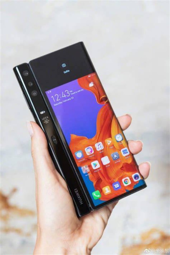Huawei Mate X Foldable Phone Hands On-9 Huawei Mate X Foldable Phone Hands On display folded