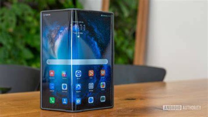 Huawei Mate Xs review open mode standing Huawei Mate Xs review open mode standing