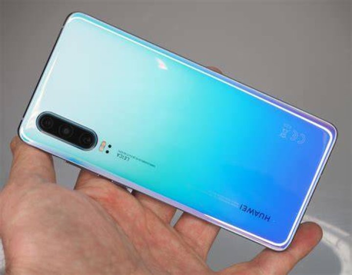 Huawei P30 back in hand Huawei P30 back in hand