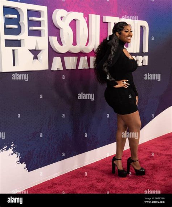 Jazmine Sullivan on the red carpet