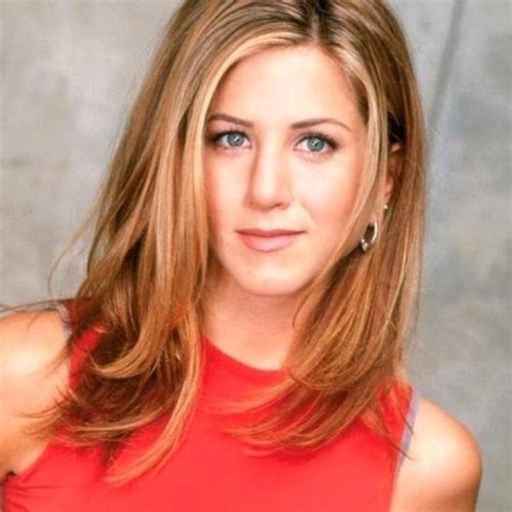 Jennifer Aniston, Mark Duplass, and Resse Witherspoon standing in a row in ‘The Morning Show’