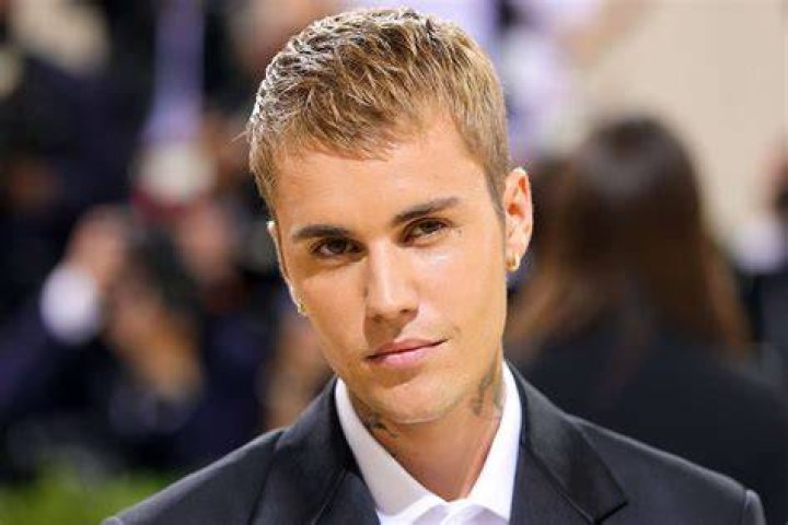 Justin Bieber looks grumpy