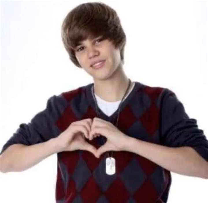 Justin Bieber shaking hand from car