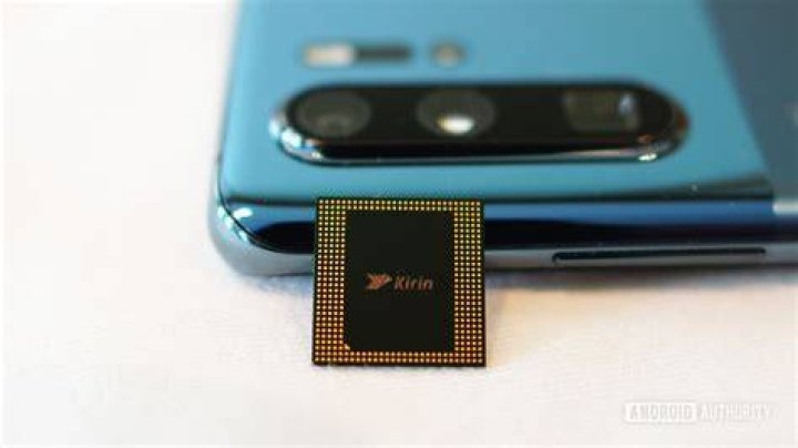 Kirin 990 with Huawei P30 Pro camera in background Kirin 990 with Huawei P30 Pro camera in background