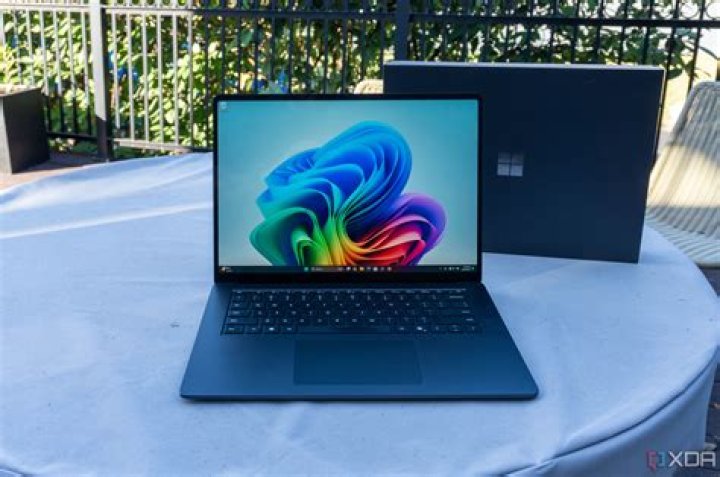 laptop on desk - Microsoft Wiord opens small window