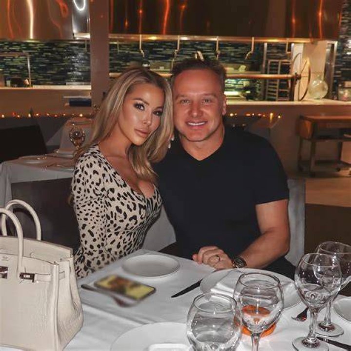 Lisa Hochstein cries over divorce
