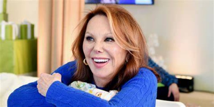 Marlo Thomas has a stretched face