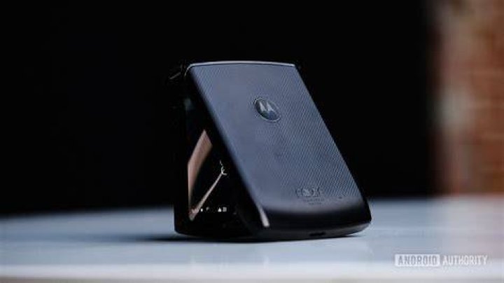 Moto Razr foldable half folded moto logo on table Moto Razr foldable half folded moto logo on table - Turn off amber alerts