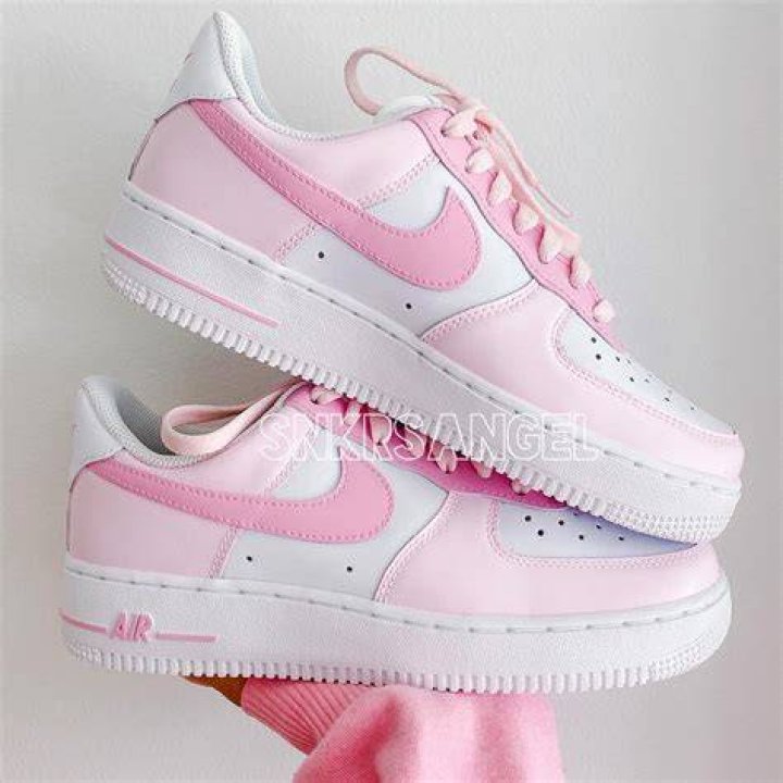 One pink Nike Airforce 1 pixel sneaker