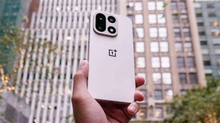 OnePlus 7 sample photo group selife OnePlus 7 sample photo group selife
