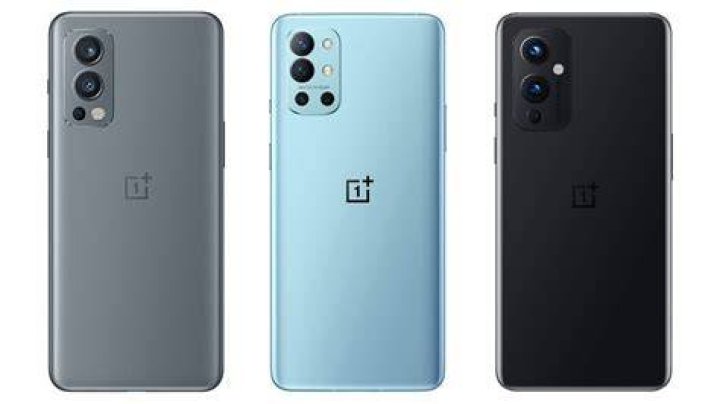 OnePlus Nord 2 vs OnePlus 9 front OnePlus Nord 2 vs OnePlus 9 smartphones from the front.