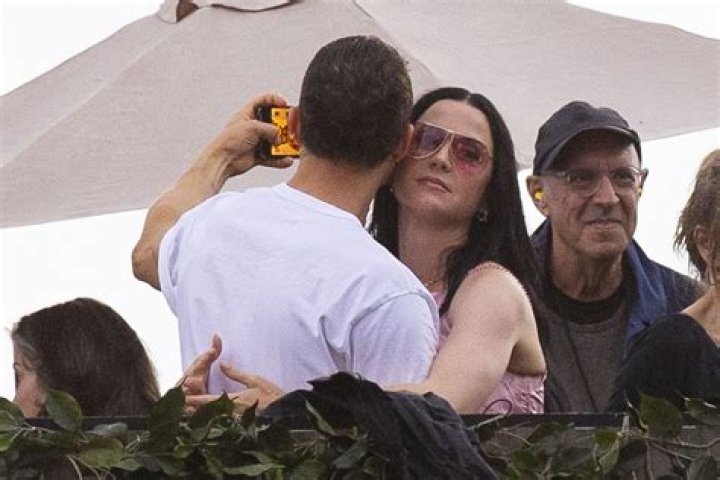 Orlando Bloom, Katy Perry take selfies while making out