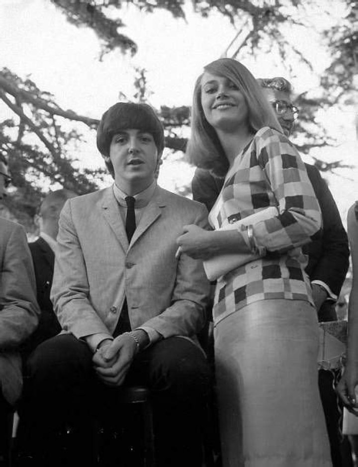 Paul with Peggy Lipton Beatles, Paul mccartney, Fotos de perfil