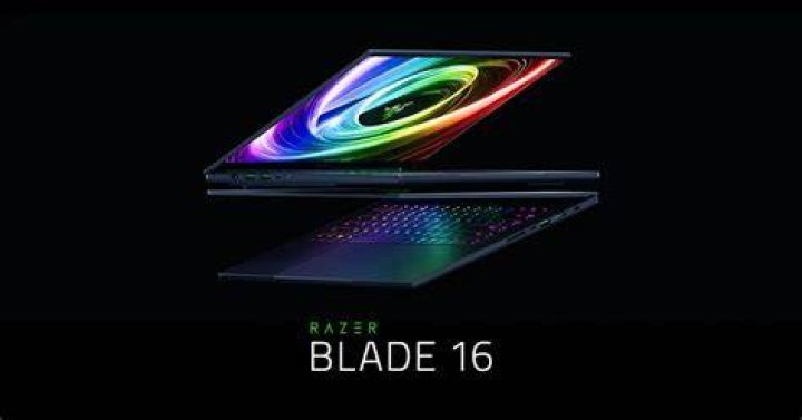 Razer Blade Stealth 15 in Quartz Pink with mouse Razer Blade Stealth 15 in Quartz Pink with mouse