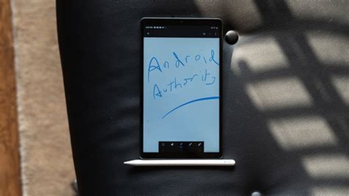 Realme Pad Mini next to a kindle Realme Pad Mini next to a kindle