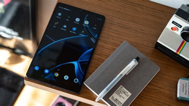 Realme Pad Mini top down with a notepad Realme Pad Mini top down with a notepad