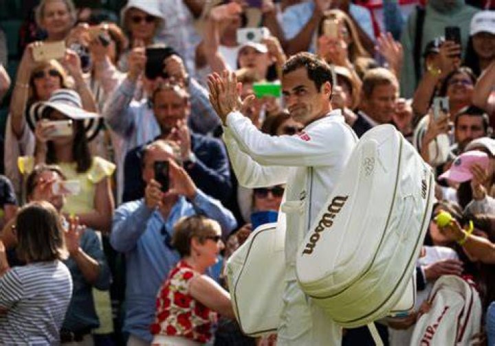 Roger Federer applauding