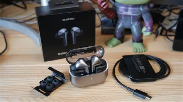 Samsung Galaxy Buds v Apple AirPods-hero Samsung Galaxy Buds versus Apple's new AirPods (2019) top-down hero image.