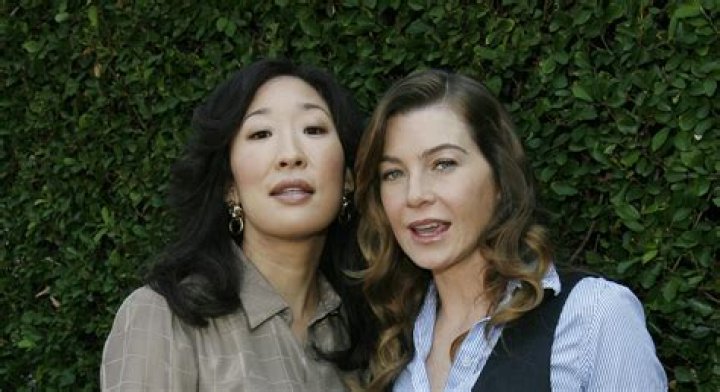 Sandra Oh and Ellen Pompeo smiling