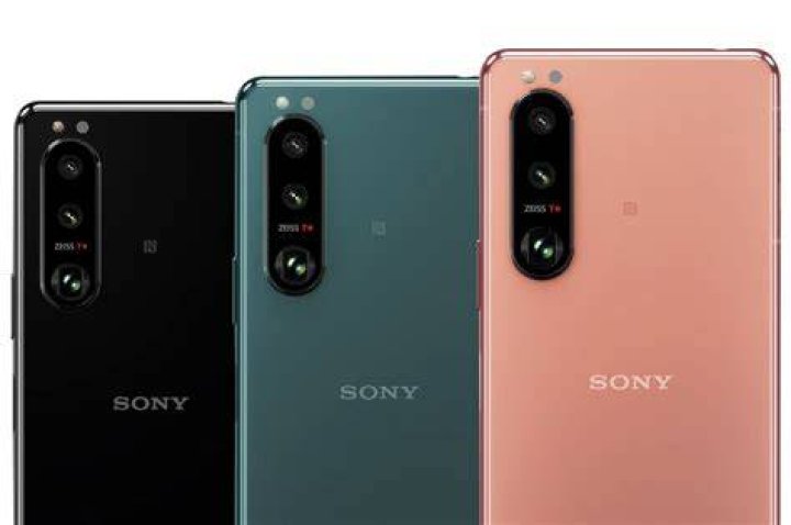 Sony Xperia 5 III in hand Google Assistant softare Sony Xperia 5 III in hand Google Assistant softare