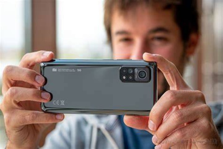 Xiaomi Mi 10T Pro holding the phone to take a photo Xiaomi Mi 10T Pro holding the phone to take a photo